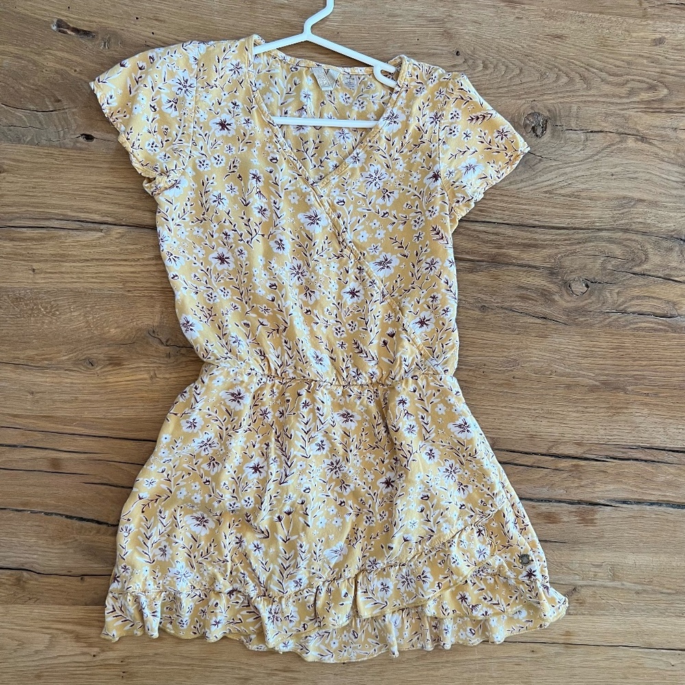 Roxy. Size 8, Small girls. Breezy dress with ruffles on hem.